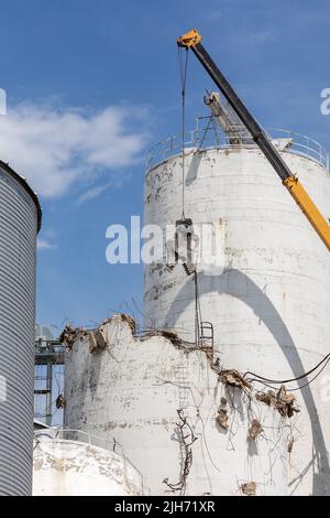 Démolition de silos à céréales en béton à l'élévateur de grain Agri-Way ...