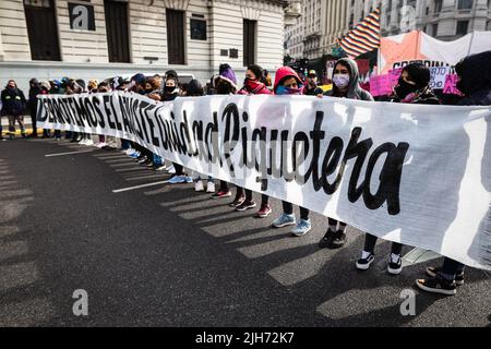 Les manifestants tiennent une bannière qui se lit comme suit : « battons l'ajustement. Picketer Unit' pendant la démonstration à la place Mayo à Buenos Aires. Les organisations qui composent l'unité des picketers ont mené une journée nationale de lutte, avec des manifestations et des mobilisations contre l'ajustement du Fonds monétaire international. À Buenos Aires, la marche s'est rendue sur la Plaza de Mayo, exigeant une augmentation du salaire minimum, vital et mobile, et une prime de $20 000 pour les retraités, les travailleurs informels et les bénéficiaires des programmes sociaux. (Photo de Nacho Boullosa/SOPA Images/Sipa USA) Banque D'Images