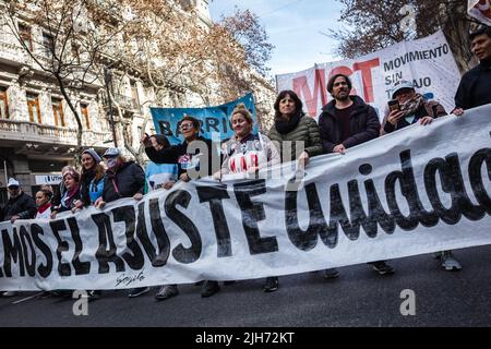 Monica sulle (6th R), chef du mouvement socialiste des travailleurs (MST), avec Vilma Ripoll (4th R) et Nicolas Del Caño (3rd R), chef du Parti socialiste des travailleurs (PTS), se dirigent vers la place Mayo pour protester devant la Maison Rose, Siège du gouvernement du Président Alberto Fernandez. Les organisations qui composent l'unité des picketers ont mené une journée nationale de lutte, avec des manifestations et des mobilisations contre l'ajustement du Fonds monétaire international. À Buenos Aires, la marche est allée à Plaza de Mayo, exigeant une augmentation du salaire minimum, vital et mobile, a Banque D'Images