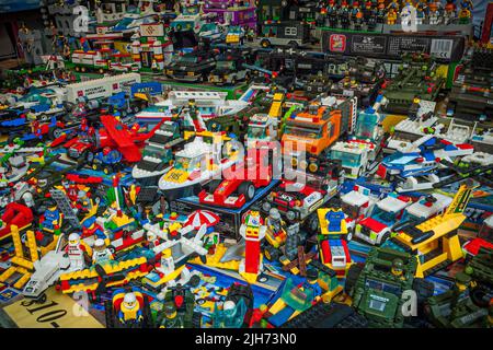 Jouets imitation Lego en vente, marché des femmes, Mong Kok, Kowloon, Hong Kong Banque D'Images