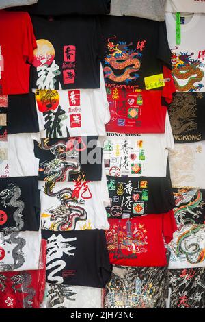T-shirts souvenirs à vendre au marché Stanley, île de Hong Kong, 2007 Banque D'Images