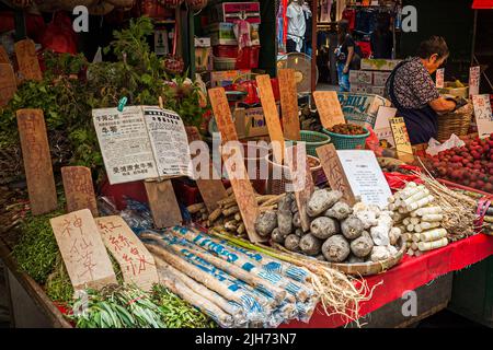 Plantes et racines en vente pour faire de la soupe et du thé médicinaux, marché des femmes, Mong Kok, Kowloon, Hong Kong. Banque D'Images