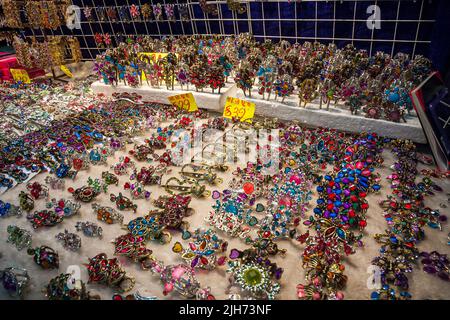 Clips de cheveux en perles à vendre dans le marché des femmes, Mong Kok, Kowloon, Hong Kong Banque D'Images