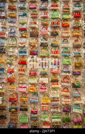 Charmes miniatures pour sacs à main à vendre dans le marché des femmes, Mong Kok, Kowloon, Hong Kong Banque D'Images