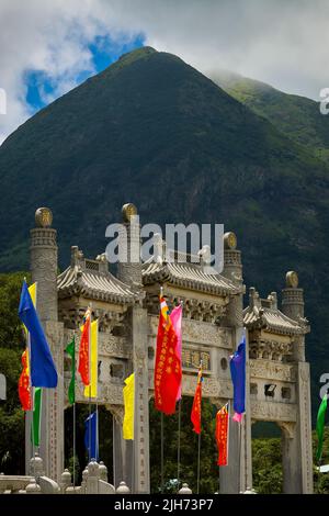 La porte de montagne (San Men) et les drapeaux bouddhistes au monastère de po Lin, Ngong Ping, île de Lantau, Hong Kong Banque D'Images