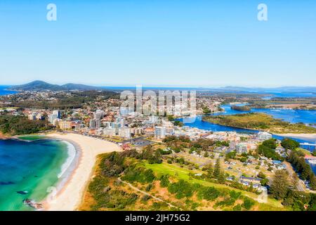 Centre-ville de Forster station de loisirs ville sur la côte Pacifique Barrington de l'Australie dans le paysage panoramique aérien vue sur la plage principale. Banque D'Images