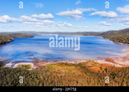 Eaux bleues du lac Myall dans le parc national de l'Australie. Bois de gomme immaculé dans un paysage aérien. Banque D'Images