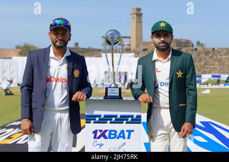 Galle, Sri Lanka. 16th juillet 2022. Dimuth Karunaratne (L), capitaine de cricket du Sri Lanka, et Babar Azam (R), capitaine de l'équipe de cricket du Pakistan, posent pour les photographes le trophée série Test avant le début du premier match de cricket Test entre le Sri Lanka et le Pakistan au stade international de cricket de Galle, à Galle, le 16th juillet 2022. Viraj Kothalwala/Alamy Live News Banque D'Images