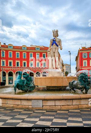 Nice, France - 25 mai 2022 : statue d'Apollon avec un ruban de sensibilisation bleu en appui contre la sclérose en plaques à la Fontaine du Soleil sur la place Massena Banque D'Images