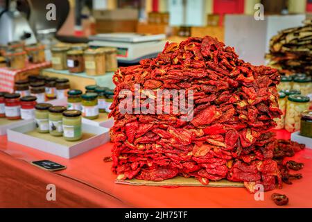 Un tas de tomates séchées fraîches cultivées localement à vendre sur un marché agricole local à Nice, Côte d'Azur, Sud de la France Banque D'Images