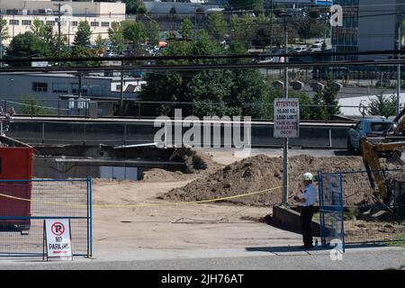 14 juillet 2022, Vancouver, Colombie-Britannique, Canada : un responsable des incendies à Vancouver, en Colombie-Britannique, ferme le site où un pont de stationnement sur le toit s'est effondré 14 juillet sur un espace de bureau en dessous. Les équipes de secours ont travaillé plus de 36 heures à la recherche d'une personne signalée comme étant disparue, que la famille a identifiée aux médias locaux comme Ben Sotelo. Vers 10:30 le lendemain, la police a dit qu'un corps a été récupéré du site. Selon les pompiers, le pont s'est effondré sous le poids d'un chargeur, créant un trou d'environ neuf mètres sur 12 mètres. Huit personnes, dont le conducteur du chargeur, ont été sauvées du bâtiment. (Image de crédit : Banque D'Images