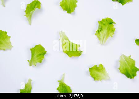 fond végétal de feuilles de laitue, sur fond blanc. Le concept de nutrition appropriée. Photo de haute qualité Banque D'Images