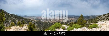 Vue panoramique haute résolution de la ville de Toulon en France. La photo est prise à partir du « mont Faron ». Banque D'Images