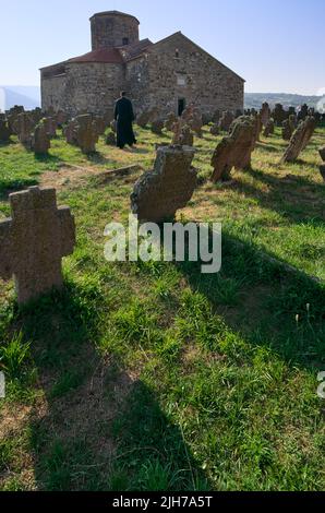 Cimetière et église orthodoxe serbe médiévale de Saint Apôtres Pierre et Paul en Serbie Banque D'Images