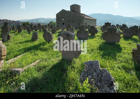 Cimetière et église orthodoxe serbe médiévale de Saint Apôtres Pierre et Paul en Serbie Banque D'Images