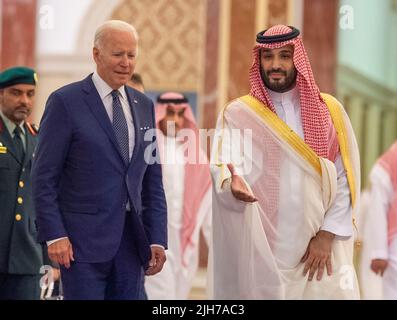 Djeddah, Arabie Saoudite. 16th juillet 2022. (220716) -- JEDDAH, 16 juillet 2022 (Xinhua) -- le prince héritier saoudien Mohammed ben Salman Al Saoud (R) souhaite la bienvenue au président américain Joe Biden au palais Al-Salam de Djeddah, en Arabie Saoudite, au 15 juillet 2022. (Agence de presse saoudienne/document via Xinhua) crédit: Xinhua/Alay Live News Banque D'Images