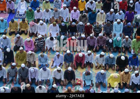 Les dévotés musulmans proposent des prières à l'occasion d'Eid-al-Adha à Gedu Mia Masjid (mosquée) à Agartala. Tripura, Inde. Banque D'Images