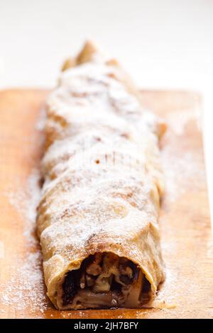 strudel aux pommes sur bois Banque D'Images