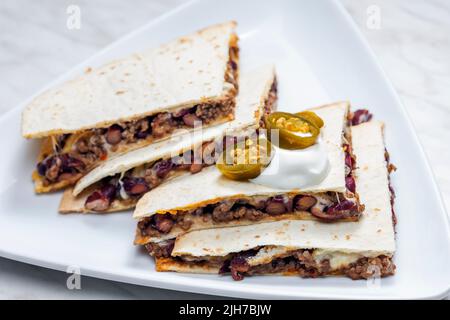 quesadilla remplie de viande de bœuf hachée, de haricots et de fromage Banque D'Images