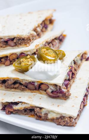 quesadilla remplie de viande de bœuf hachée, de haricots et de fromage Banque D'Images