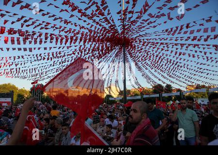 Gaziantep, Turquie. 1st janvier 2000. Gaziantep, Turquie. 15 juillet 2022. Les citoyens turcs se réunissent sur la place de la démocratie de la ville turque de Gaziantep, en levant le drapeau national et en écoutant un écran au président turc en souvenir de la bravoure du pays pendant la tentative de coup d'État de 15 juillet 2016. Le président Recep Tayyip ErdoÄŸan a prononcé un discours lors d'une cérémonie sur la place Saraçhane à Istanbul pour commémorer les victimes du coup d'État déchu de 15 juillet 2016. Depuis la tentative de coup d'État, 15 juillet a été désigné comme la Journée de la « démocratie et de l'unité nationale » (image de crédit : © Zakariya Yahya Banque D'Images