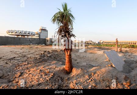 Gaza, Palestine. 16th juillet 2022. Une vue générale de la destruction à la suite d'une frappe aérienne israélienne dans la ville de Gaza. Selon le porte-parole de l'armée israélienne, les militants palestiniens ont tiré des roquettes vers Israël après des heures où Joe Baiden a quitté la région pour l'Arabie saoudite et Israël a répondu par des frappes aériennes et ciblé des sites militaires du Hamas dans la ville de Gaza. Crédit : SOPA Images Limited/Alamy Live News Banque D'Images