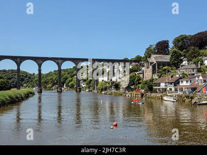 Le viaduc historique de chemin de fer Calstock, sur les rives corniches de la rivière Tamar. Le viaduc classé Grade II dessert la ligne Tamar Valley et rejoint Dev Banque D'Images