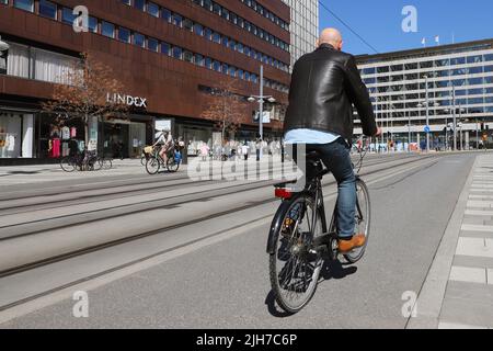 Stockholm, Suède - 12 mai 2021 : vue arrière d'un cycliste sur la piste cyclable de la rue Klarabergsgatan à la place Sergels torg. Banque D'Images