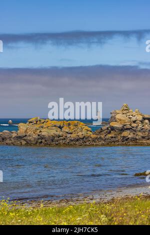 Côte avec Phare du four près d'Argenton en Bretagne, France Banque D'Images