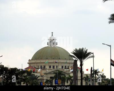 Giza, Egypte, novembre 24 2018: Le dôme de l'université du Caire de l'Egypte dans le campus principal à Giza, première université publique fondée 1908 et a été ca Banque D'Images