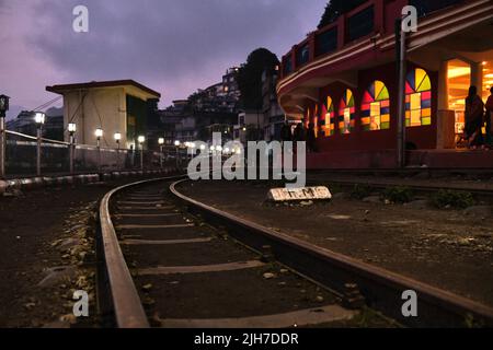 Darjeeling, Bengale-Occidental, Inde - 22 juin 2022, chemin de fer himalayan Darjeeling à la gare, le chemin de fer himalayan Darjeeling est un site classé au patrimoine mondial de l'UNESCO. Banque D'Images