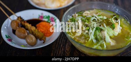 Soto Kudus est une spécialité alimentaire indonésienne, soupe de poulet avec fond flou de craquelins indonésiens (krupuk) Banque D'Images