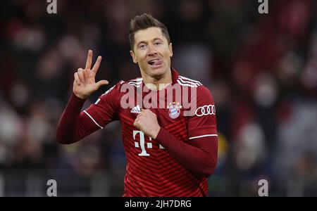 Munich, Allemagne. 08th mars 2022. Firo 08.03.2022, football, UEFA Champions League, CL, CHL, saison 2021/2022, tour de 16, deuxième jambe, FC Bayern Munich - RB, Red Bull Salzbourg jubilation Robert LEWANDOWSKI, Bayern à 3: 0, montre trois buts crédit: dpa/Alay Live News Banque D'Images