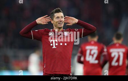 Munich, Allemagne. 08th mars 2022. Firo 08.03.2022, football, UEFA Champions League, CL, CHL, saison 2021/2022, tour de 16, jeu retour, FC Bayern Munich - RB, Red Bull Salzbourg jubilation Robert LEWANDOWSKI, Bayern à 3: 0, montre trois buts crédit: dpa/Alay Live News Banque D'Images