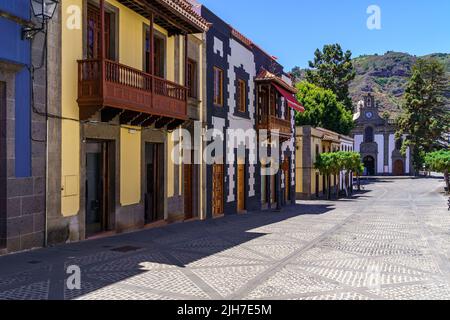 Rue principale de la charmante ville de Teror en Grande Canarie avec maisons colorées et église sur la place principale. Espagne. Banque D'Images