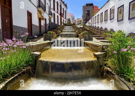 Grande fontaine dans le charmant village de Firgas sur Gran Canaria. L'eau tombe sur les marches de la fontaine. Espagne Banque D'Images