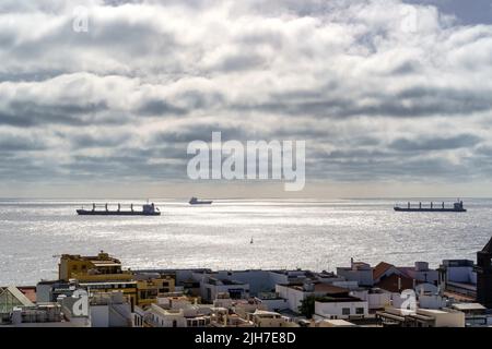 Vue aérienne de la ville de Las Palmas sur l'île de Gran Canaria, vue sur les toits des maisons et la mer en arrière-plan avec des bateaux traversant Banque D'Images