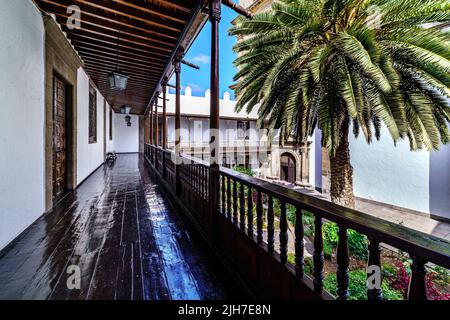 Belle terrasse intérieure avec palmiers et couloir autour de la terrasse dans le soleil et le ciel bleu, Banque D'Images