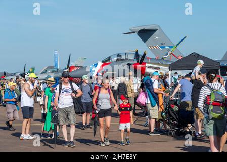 RAF Fairford, Gloucestershire, Royaume-Uni. 16th juillet 2022. L’un des plus grands spectacles aériens au monde est revenu après une pause de 3 ans en raison de la pandémie de cavid qui a conduit les forces aériennes internationales, les équipes d’exposition et les foules énormes dans les Cotswolds. Les familles autour des avions militaires exposés Banque D'Images