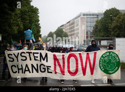 Sur 1 juillet 2022, environ 60 personnes se sont rassemblées à Munich, en Allemagne, avec FFF pour protester contre la justice climatique. (Photo par Alexander Pohl/Sipa USA) Banque D'Images