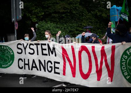 Sur 1 juillet 2022, environ 60 personnes se sont rassemblées à Munich, en Allemagne, avec FFF pour protester contre la justice climatique. (Photo par Alexander Pohl/Sipa USA) Banque D'Images