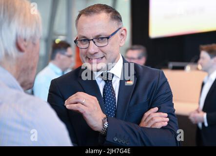 Stuttgart, Allemagne. 16th juillet 2022. Tino Chrupalla, président fédéral du parti alternative pour l'Allemagne (AfD), s'exprime à la conférence du parti d'État de l'AfD Baden-Württemberg. Credit: Bernd Weißbrod/dpa/Alay Live News Banque D'Images