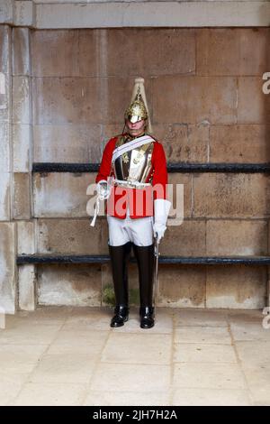 LONDRES, GRANDE-BRETAGNE - 12 MAI 2014 : c'est l'une des gardes de l'arcade du Royal Horse Guards Building. Banque D'Images