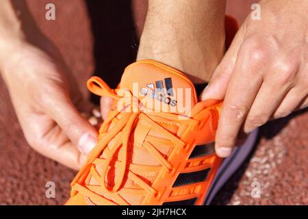 Tyumen, Russia-15 juin 2022: Running orange Sneakers adidas, Adidas, une société multinationale. Modèle EQ21 Banque D'Images