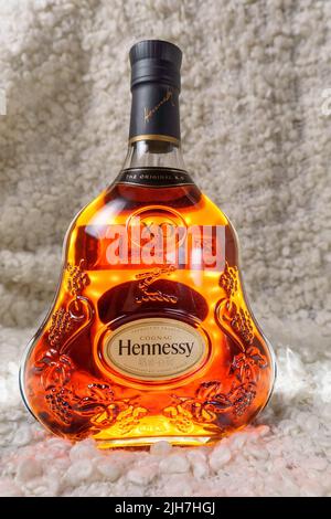 Tyumen, Russie-27 novembre 2021 : logo Hennessy, une marque de célèbre cognac de France. Photo verticale Banque D'Images