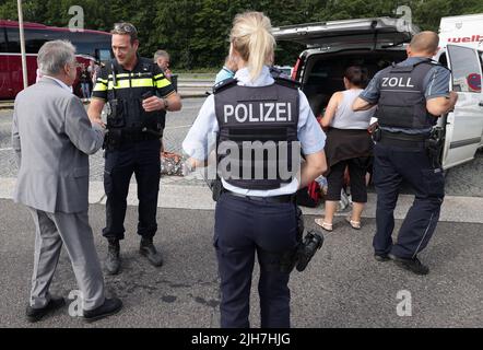 Ratingen, Allemagne. 16th juillet 2022. Herbert Reul (CDU, l), ministre de l'intérieur de la Rhénanie-du-Nord-Westphalie, accueille un policier des pays-Bas dans la zone de service de Hösel. Dans le cadre des contrôles de circulation à l'échelle de l'État le samedi, Reul a une impression de la situation sur les autobahns. Crédit : David Young/dpa/Alay Live News Banque D'Images