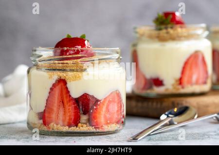 Magnolia fraise. Dessert avec garniture crème et fraise sur fond de pierre. Cuisine du monde. Gros plan Banque D'Images