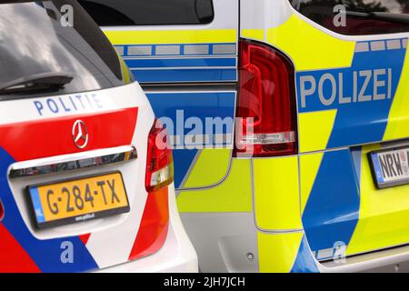 Ratingen, Allemagne. 16th juillet 2022. Un véhicule de police néerlandais et allemand se trouve côte à côte à l'arrêt Hösel sur l'autoroute A3. La police utilise le point de mi-parcours des vacances d'été comme une opportunité pour les contrôles de circulation à l'échelle nationale. Crédit : David Young/dpa/Alay Live News Banque D'Images