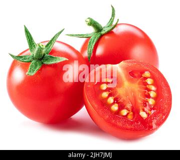 Tomates cerises mûres isolées sur fond blanc. Prise de vue macro. Produit populaire dans le monde entier comme ingrédient dans de nombreux plats méditerranéens. Banque D'Images