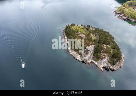 Vue aérienne sur l'île et bateau à voile dans le Lysefjord, juste au nord du pont de Lysefjod, en Norvège Banque D'Images